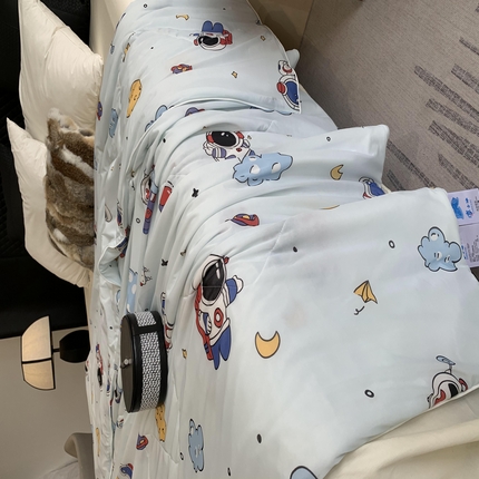 91家纺网 家纺一手货源 找家纺 2025新款小冰皮夏凉被锦纶氨纶面料空调夏被凉感丝单夏被空调被 宇航员