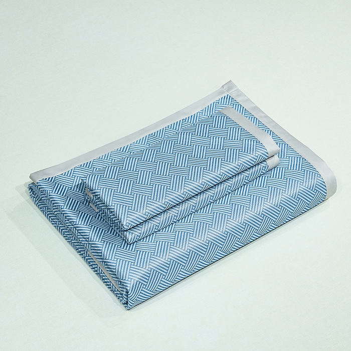 91家纺网 家纺一手货源 找家纺 小萌虎 2025新款轻柔丝抗菌冰丝藤凉席（复合三明治款）宽包刺绣冰丝软席藤席 抗菌三明治冰丝藤席-冰岛-绅士蓝