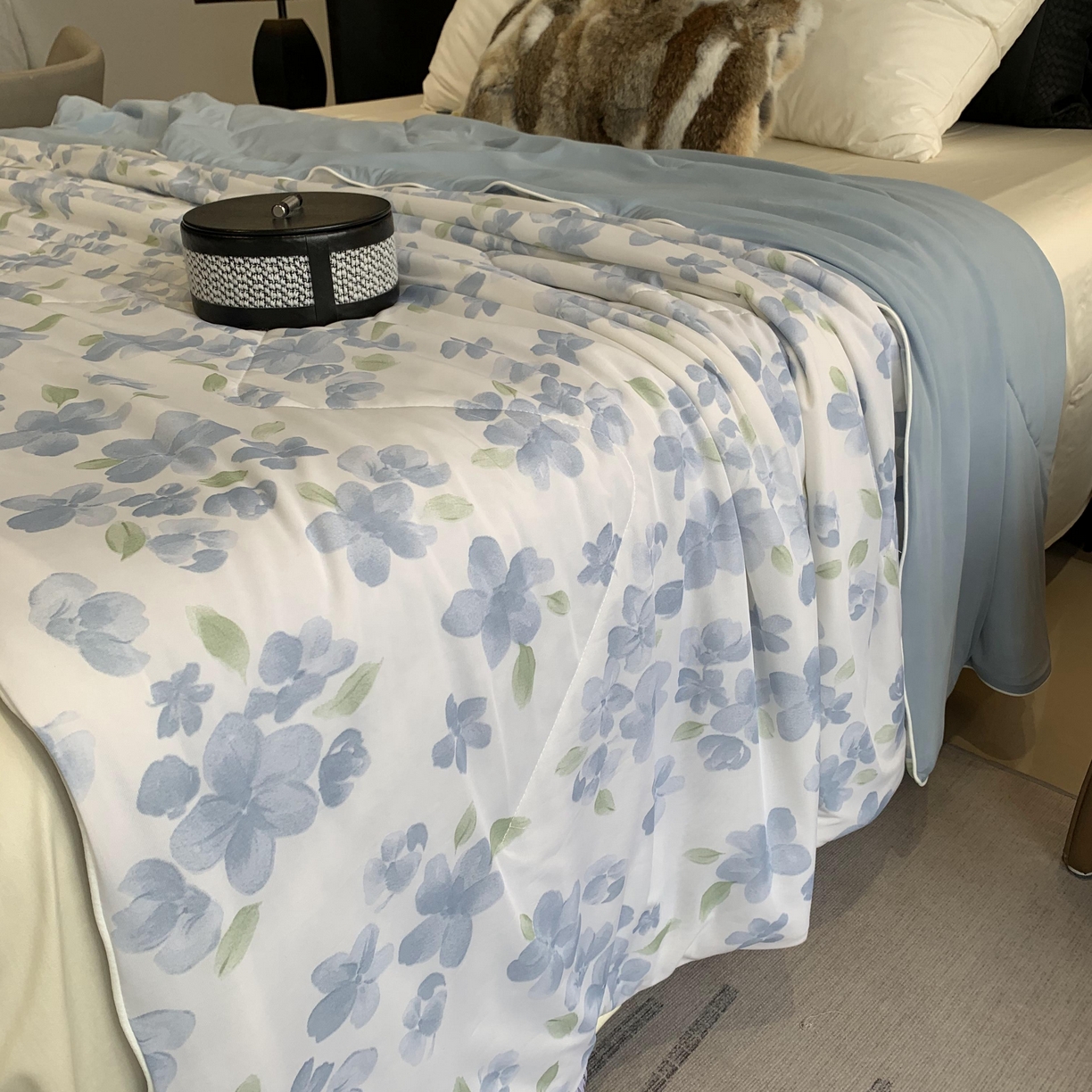 91家纺网 家纺一手货源 找家纺 2025新款小冰皮夏凉被锦纶氨纶面料空调夏被凉感丝单夏被空调被 清凉一夏蓝