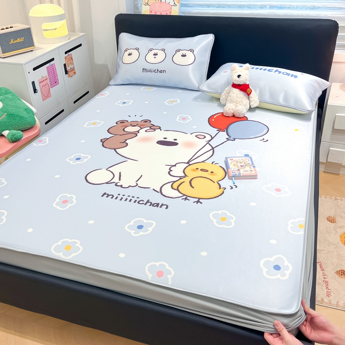 91家纺网 家纺一手货源 找家纺 暮思家居 2025新款正版miiiiichan可爱卡通大版数码印花A类1200D冰丝凉席三件套平铺床笠 熊仔派对