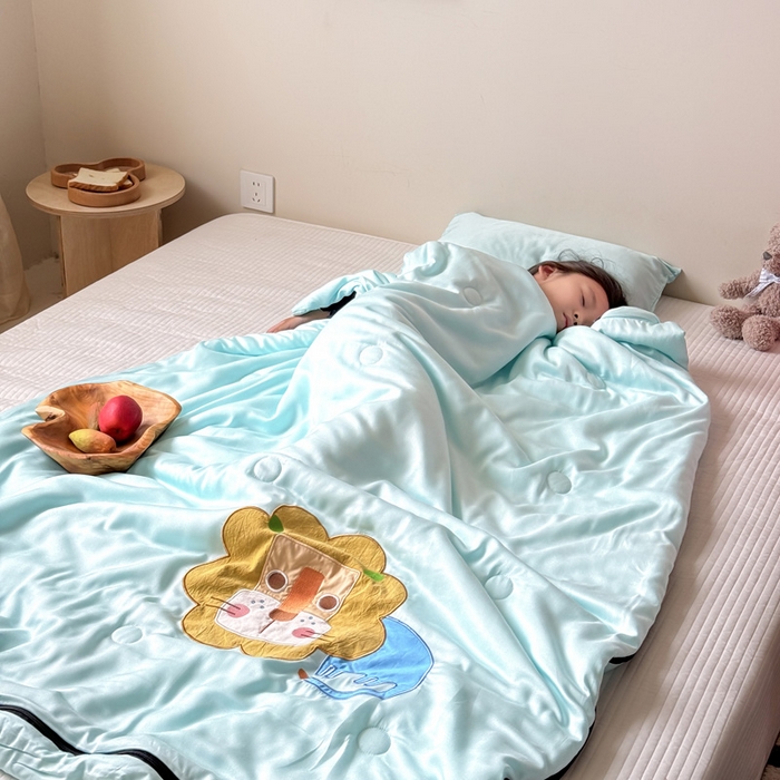91家纺网 家纺一手货源 找家纺 喜多兔儿童家纺 2025新款萌宝系列40S纯棉夏季睡袋防踢被 湖蓝色小狮子芯芯