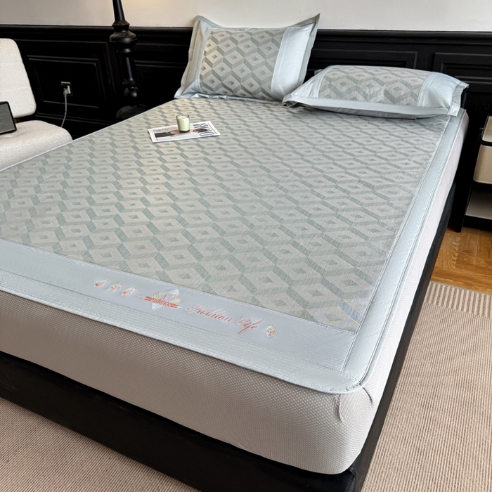 91家纺网 家纺一手货源 找家纺 鑫琪莱家纺 2025新款冰柔凉感丝凉席席子三件套 摩登立方-灰-床笠款