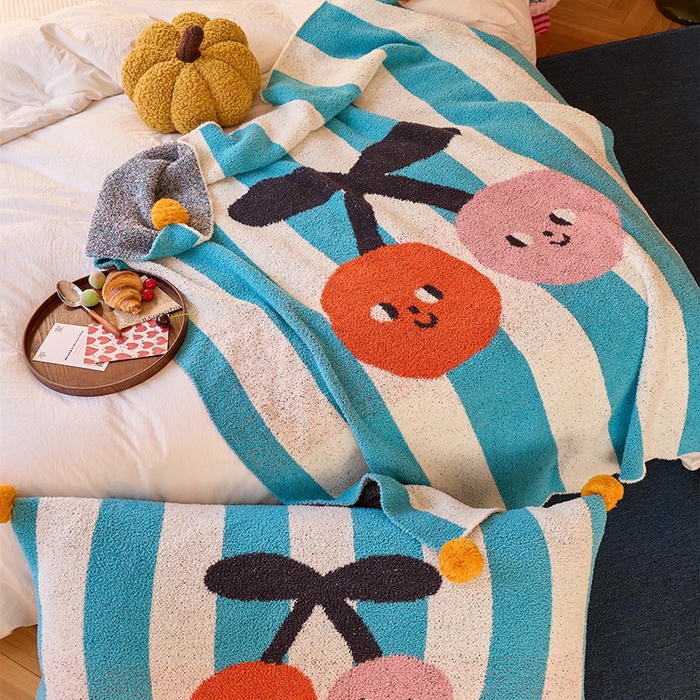 91家纺网 家纺一手货源 找家纺 （总）暖绵绵家纺 2025新款俏皮樱桃遇上条纹半边绒针织盖毯-慕樱