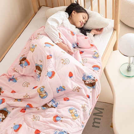 91家纺网 家纺一手货源 找家纺 嗨生活2025年儿童夏被 幼儿园夏被 凉感丝夏被 草莓小女孩