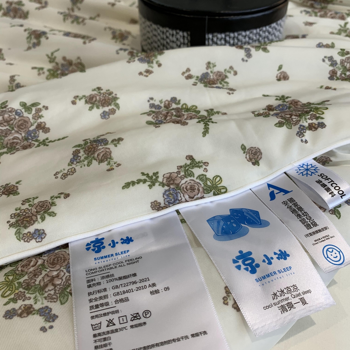 91家纺网 家纺一手货源 找家纺 2025新款小冰皮夏凉被锦纶氨纶面料空调夏被凉感丝单夏被空调被 碎花情怀