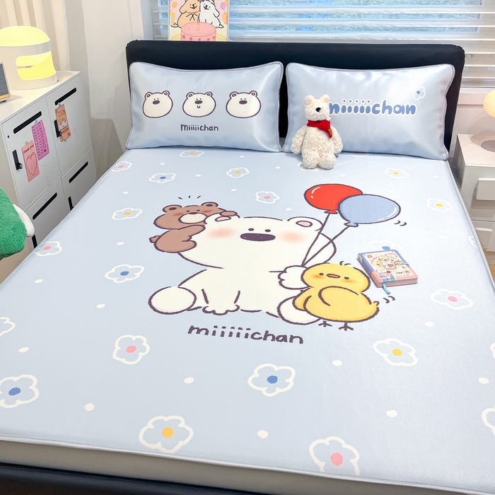 91家纺网 家纺一手货源 找家纺 暮思家居 2025新款正版miiiiichan可爱卡通大版数码印花A类1200D冰丝凉席三件套平铺床笠 熊仔派对