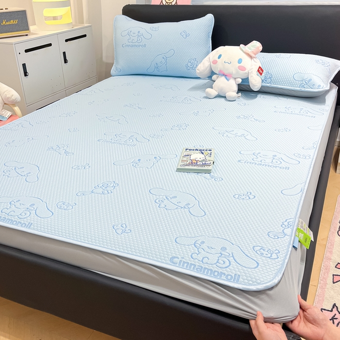 91家纺网 家纺一手货源 找家纺 八零年代 2025新款三丽鸥正版授权A类提花冰豆豆凉席平铺款床笠款系列 冰豆豆-玉桂狗-蓝