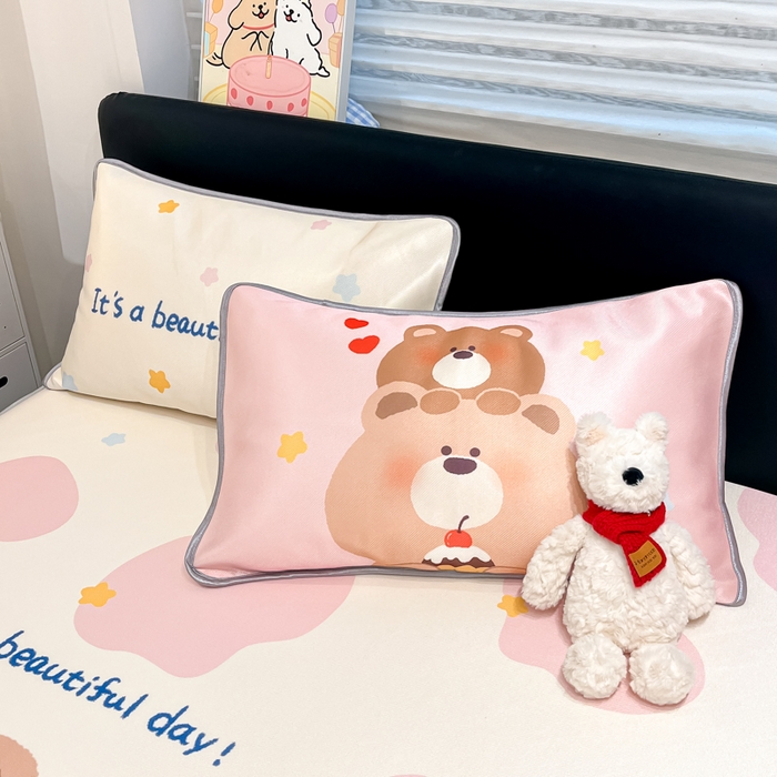 91家纺网 家纺一手货源 找家纺 暮思家居 2025新款正版miiiiichan可爱卡通大版数码印花A类1200D冰丝凉席三件套平铺床笠 牛奶小熊