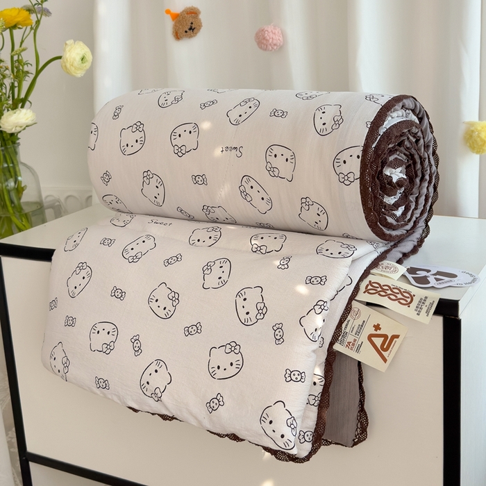 91家纺网 家纺一手货源 找家纺 贝扬思 2025新款云感双层纱抗菌花边夏被 灰云猫猫