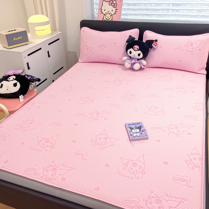 91家纺网 家纺一手货源 找家纺 2025新款三丽鸥正版授权A类提花冰豆豆凉席平铺款床笠款系列_1409 冰豆豆-库洛米-粉