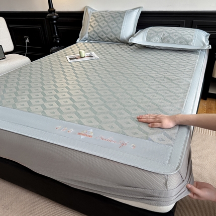 鑫琪莱家纺 2025新款冰柔凉感丝凉席席子三件套 摩登立方-灰-床笠款