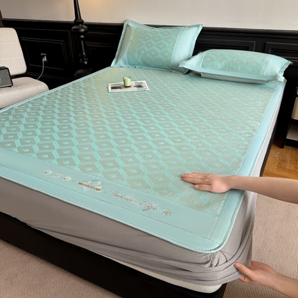 鑫琪莱家纺 2025新款冰柔凉感丝凉席席子三件套 摩登立方-绿-床笠款