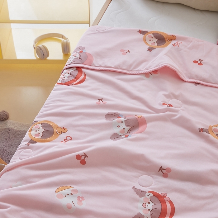 91家纺网 家纺一手货源 找家纺 嗨生活2025年儿童夏被 幼儿园夏被 凉感丝夏被 俏皮女孩