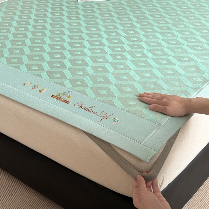 91家纺网 家纺一手货源 找家纺 鑫琪莱家纺 2025新款冰柔凉感丝凉席席子三件套 摩登立方-绿-床席款