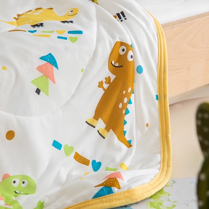 91家纺网 家纺一手货源 找家纺 嗨生活2025年儿童夏被 幼儿园夏被 凉感丝夏被 漫画恐龙