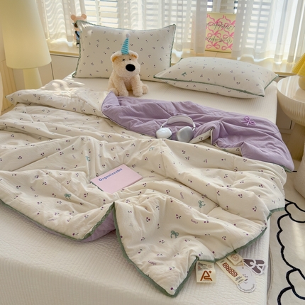 91家纺网 家纺一手货源 找家纺 贝扬思 2025新款云感双层纱抗菌花边夏被 芋泥葡萄