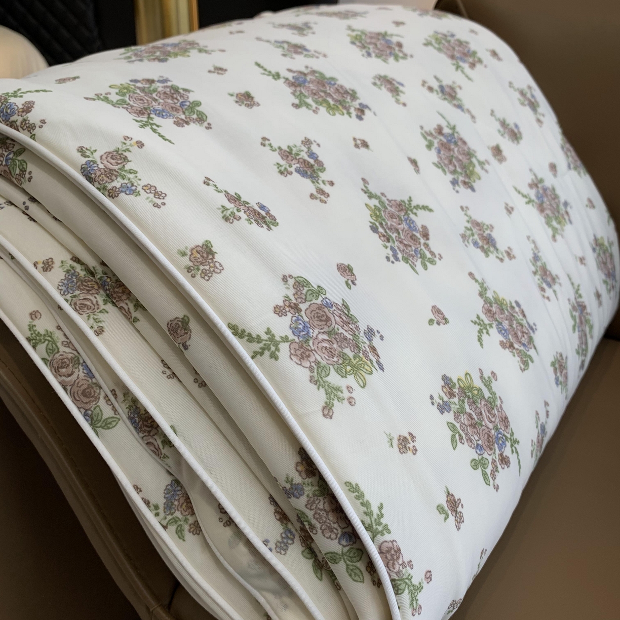 91家纺网 家纺一手货源 找家纺 2025新款小冰皮夏凉被锦纶氨纶面料空调夏被凉感丝单夏被空调被 碎花情怀