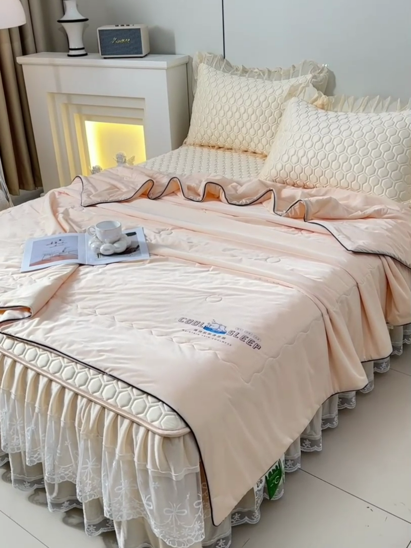 91家纺网 家纺一手货源 找家纺 民新家纺 2025新款凉感丝床裙乳胶凉席系列 唯美-淡奶黄