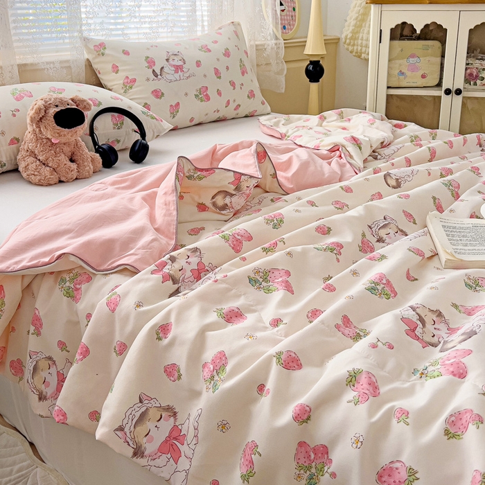 91家纺网 家纺一手货源 找家纺 2025春夏新款嵌绳款云柔水洗棉单夏被夏凉被空调被 嵌绳夏被-草莓小猫