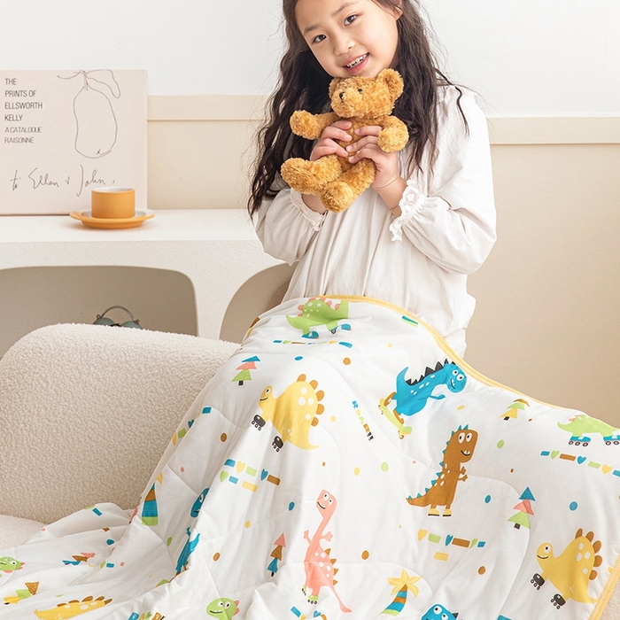 91家纺网 家纺一手货源 找家纺 嗨生活2025年儿童夏被 幼儿园夏被 凉感丝夏被 漫画恐龙