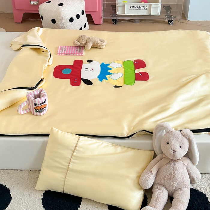 91家纺网 家纺一手货源 找家纺 喜多兔儿童家纺 2025新款60S兰精天丝睡袋防踢被 黄色多彩小狗