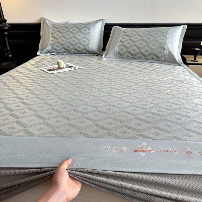 91家纺网 家纺一手货源 找家纺 鑫琪莱家纺 2025新款冰柔凉感丝凉席席子三件套 摩登立方-灰-床笠款