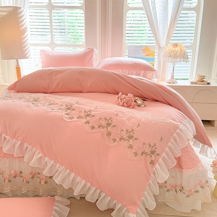 91家纺网 家纺一手货源 找家纺 大麦家纺2025新款年新款亲肤花边款床盖四件套  甜心小姐-香槟玉