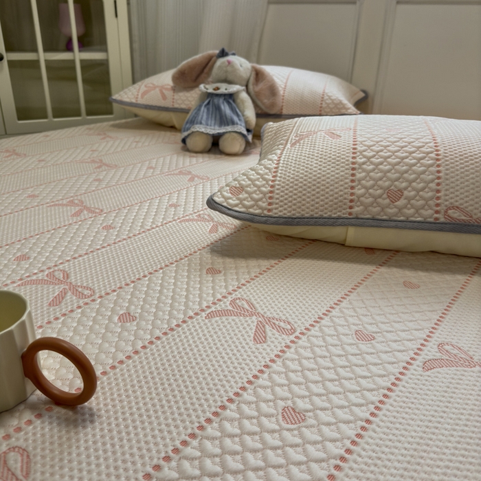 91家纺网 家纺一手货源 找家纺 金爱家 2025新款430克中分子豆豆席凉席席子 豆豆席-蝴蝶结粉