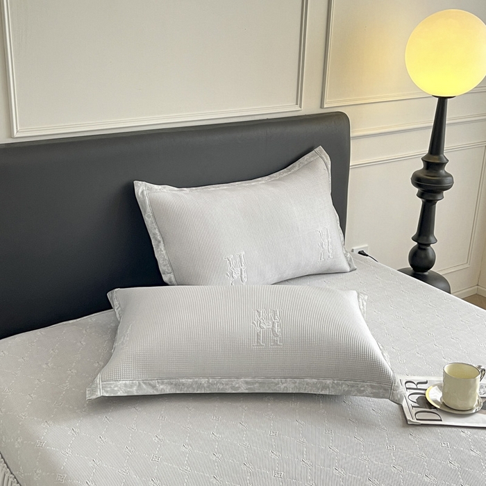 91家纺网 家纺一手货源 找家纺 鑫琪莱  2025新款5D立体雕花凉感豆豆冰丝床裙三件套 床裙H款-灰