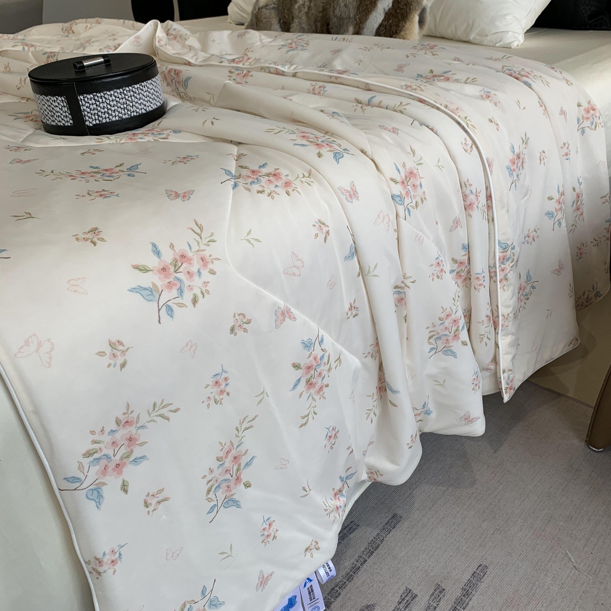 91家纺网 家纺一手货源 找家纺 2025新款小冰皮夏凉被锦纶氨纶面料空调夏被凉感丝单夏被空调被 桃花朵朵