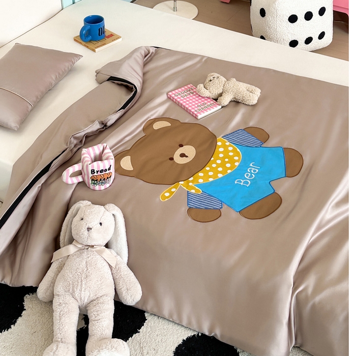 91家纺网 家纺一手货源 找家纺 喜多兔儿童家纺 2025新款60S兰精天丝睡袋防踢被 卡其色围兜小熊