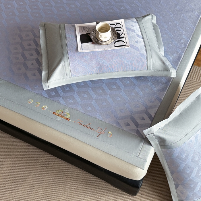 91家纺网 家纺一手货源 找家纺 鑫琪莱家纺 2025新款冰柔凉感丝凉席席子三件套 摩登立方-蓝-床席款