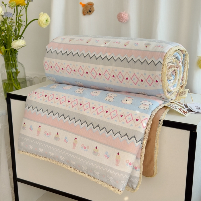 91家纺网 家纺一手货源 找家纺 贝扬思 2025新款云感双层纱抗菌花边夏被 白狗浪漫集