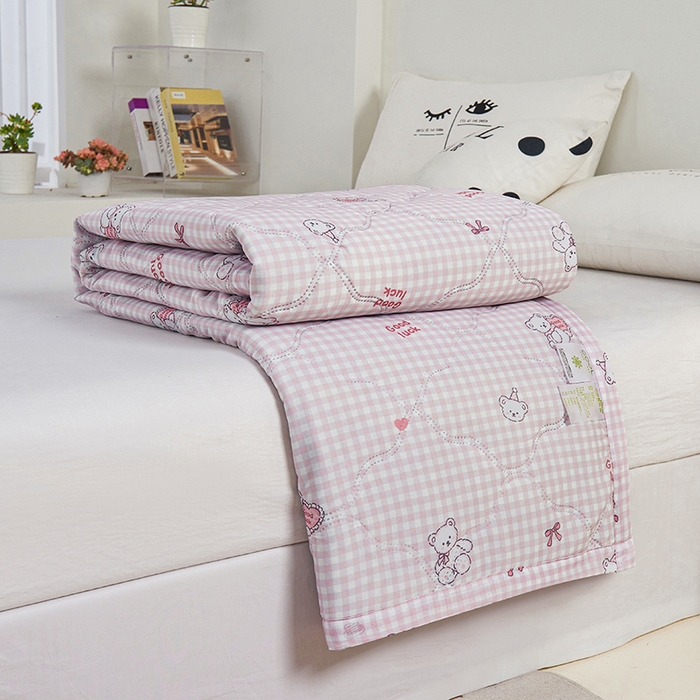 91家纺网 家纺一手货源 找家纺 被多多被业 2025新款凉感丝印花夏被夏凉被空调被 粉格熊