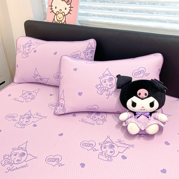 91家纺网 家纺一手货源 找家纺 2025新款三丽鸥正版授权A类提花冰豆豆凉席平铺款床笠款系列_1409 冰豆豆-库洛米-紫