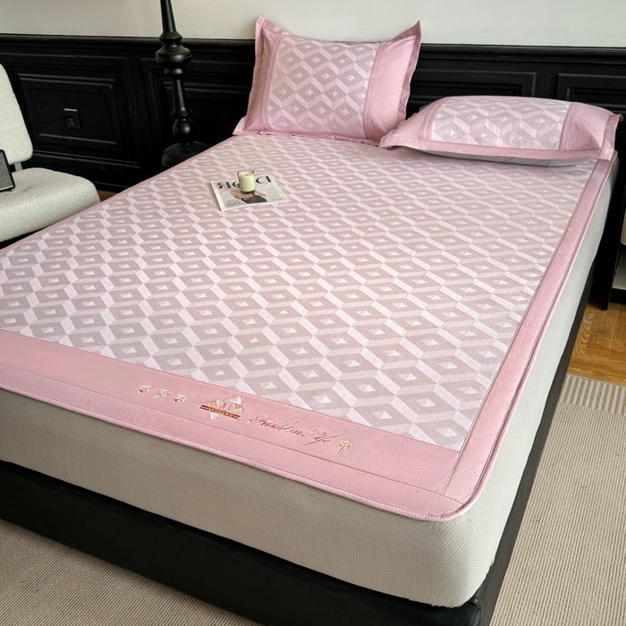 91家纺网 家纺一手货源 找家纺 鑫琪莱家纺 2025新款冰柔凉感丝凉席席子三件套 摩登立方-粉-床笠款