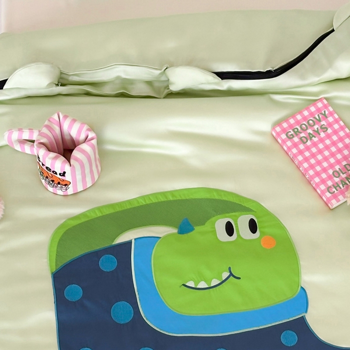 91家纺网 家纺一手货源 找家纺 喜多兔儿童家纺 2025新款60S兰精天丝睡袋防踢被 绿色萌萌恐龙