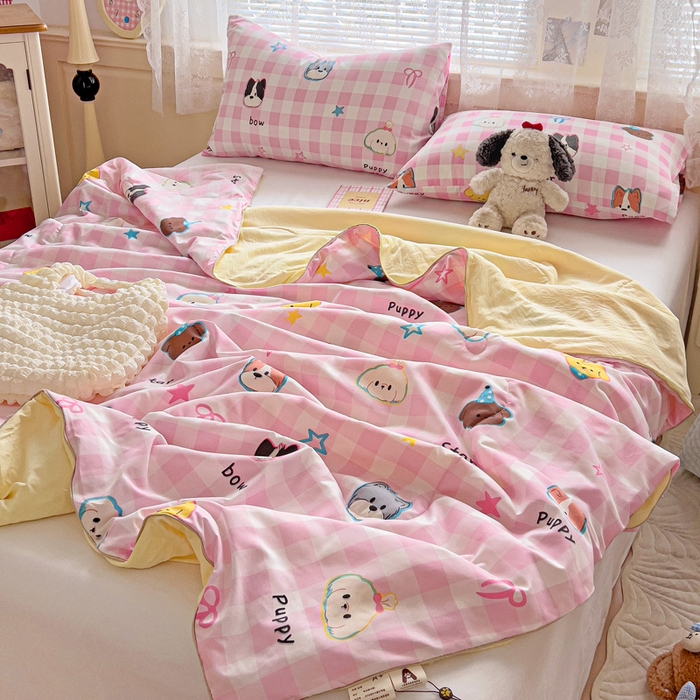 91家纺网 家纺一手货源 找家纺 2025春夏新款嵌绳款云柔水洗棉单夏被夏凉被空调被 嵌绳夏被-粉格小狗