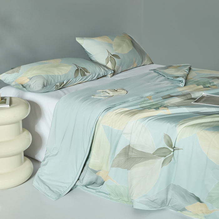 91家纺网 家纺一手货源 找家纺 2025春夏新款100%双面锦纶美式印花夏被凉感空调被 清新叶语