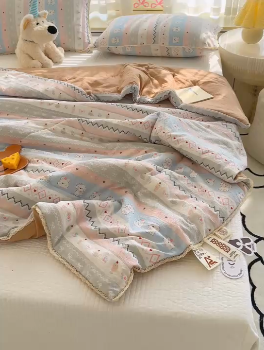 91家纺网 家纺一手货源 找家纺 贝扬思 2025新款云感双层纱抗菌花边夏被 白狗浪漫集