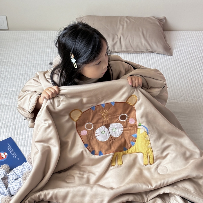 91家纺网 家纺一手货源 找家纺 喜多兔儿童家纺 2025新款萌宝系列40S纯棉夏季睡袋防踢被 卡其色小老虎多多