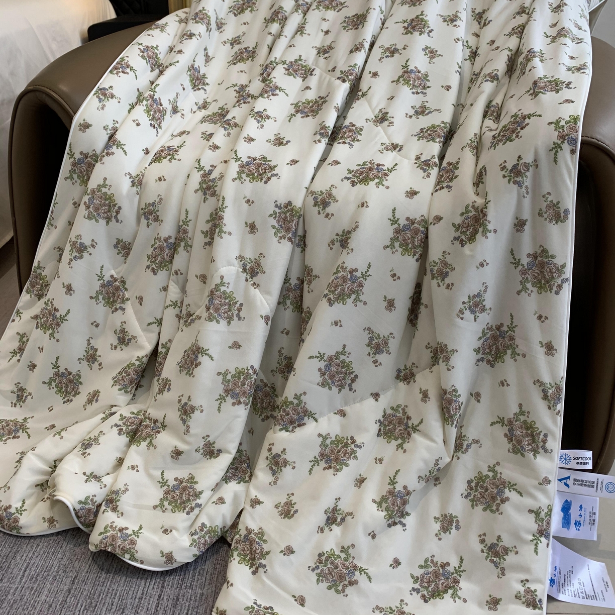 91家纺网 家纺一手货源 找家纺 2025新款小冰皮夏凉被锦纶氨纶面料空调夏被凉感丝单夏被空调被 碎花情怀