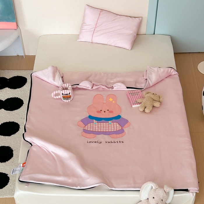 91家纺网 家纺一手货源 找家纺 喜多兔儿童家纺 2025新款60S兰精天丝睡袋防踢被 粉色围裙小兔宝
