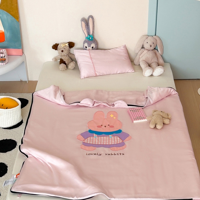 91家纺网 家纺一手货源 找家纺 喜多兔儿童家纺 2025新款60S兰精天丝睡袋防踢被 粉色围裙小兔宝