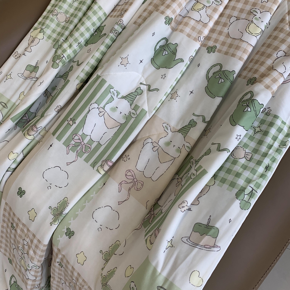 91家纺网 家纺一手货源 找家纺 2025新款小冰皮夏凉被锦纶氨纶面料空调夏被凉感丝单夏被空调被 生日派对