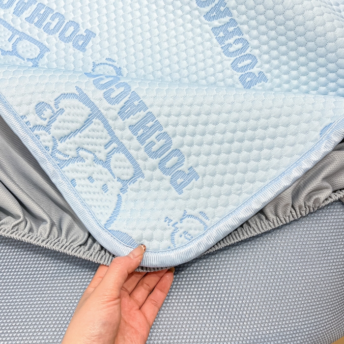 91家纺网 家纺一手货源 找家纺 2025新款三丽鸥正版授权A类提花冰豆豆凉席平铺款床笠款系列_1409 冰豆豆-帕恰狗-蓝