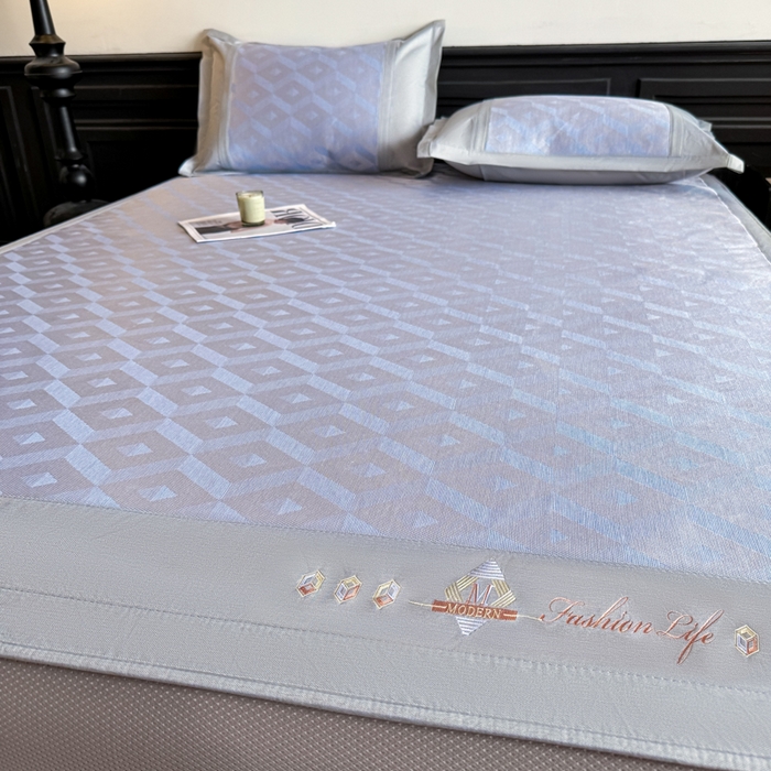 91家纺网 家纺一手货源 找家纺 鑫琪莱家纺 2025新款冰柔凉感丝凉席席子三件套 摩登立方-蓝-床笠款