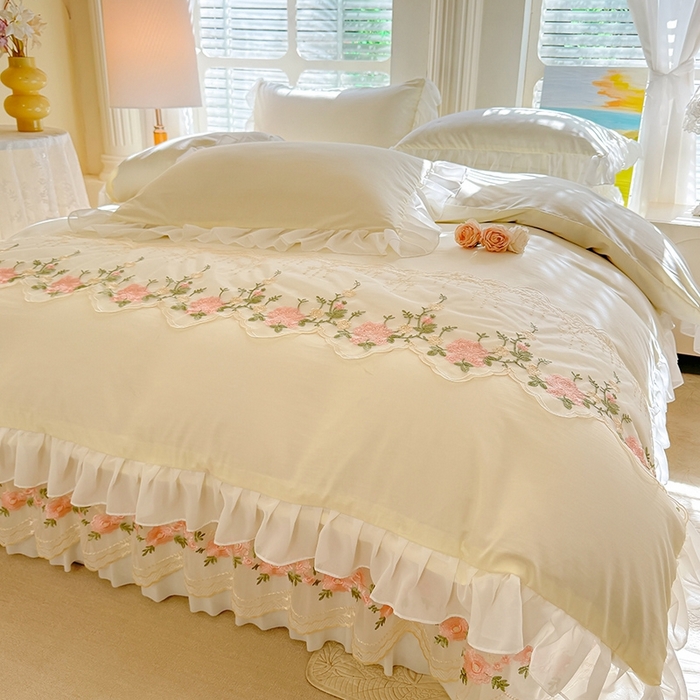 91家纺网 家纺一手货源 找家纺 大麦家纺2025新款年新款亲肤花边款床盖四件套  甜心小姐-奶昔白