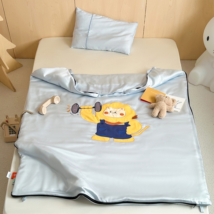 91家纺网 家纺一手货源 找家纺 喜多兔儿童家纺 2025新款60S兰精天丝睡袋防踢被 灰蓝色运动小狮子