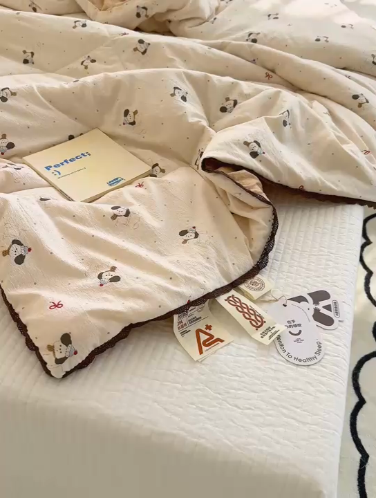 91家纺网 家纺一手货源 找家纺 贝扬思 2025新款云感双层纱抗菌花边夏被 狗狗面包